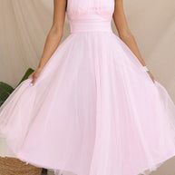 Feminines Sommerkleid mit fließendem Rock & eleganter Silhouette