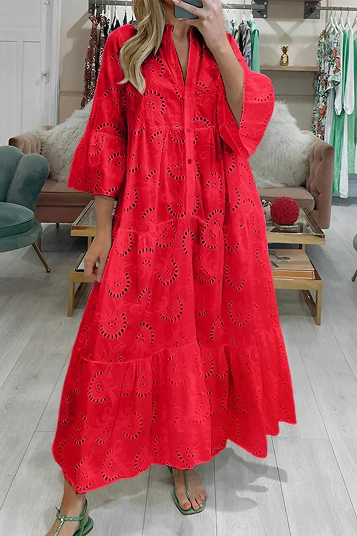 Damenkleid mit bestickten Ösen