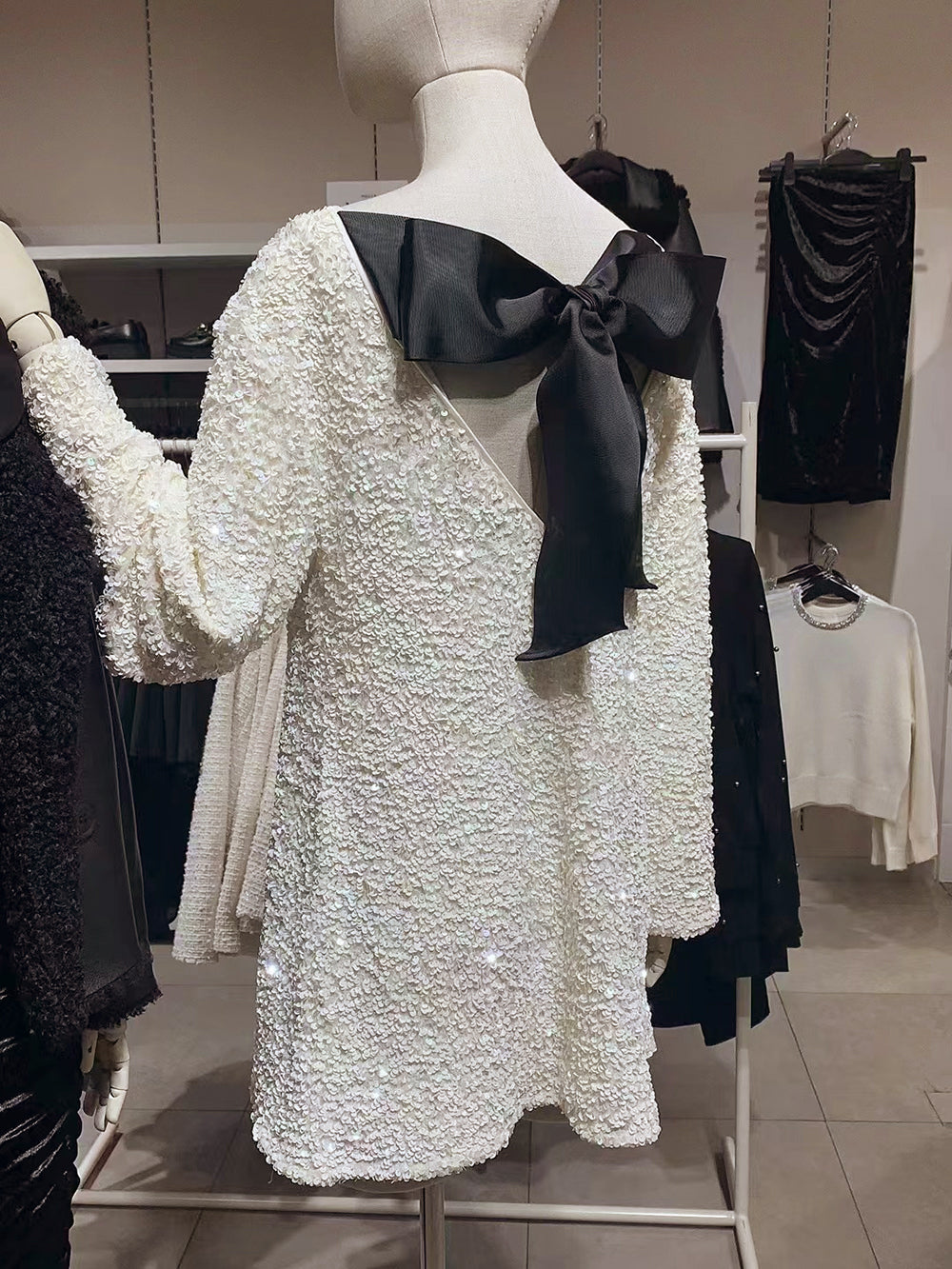 W&W Mode Kleid | Elegantes Glitzerkleid mit Schleifenverschluss am Rücken