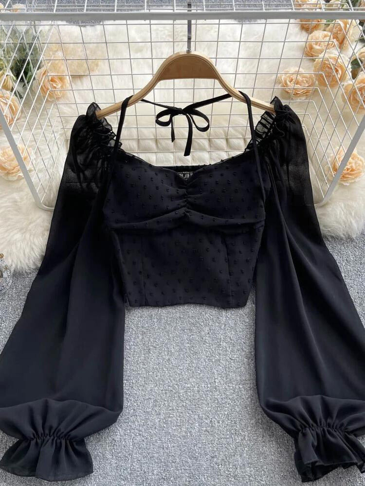 Kurzbluse mit Punktmuster, Plisseedetails und Halsbindung