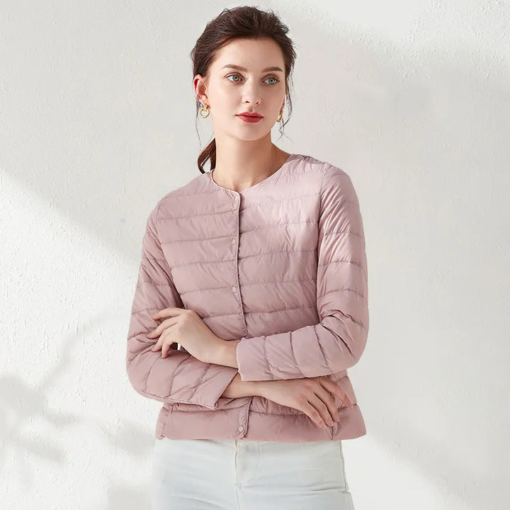 W&W Mode | Leichte, kragenlose und figurbetonte Steppjacke für Frauen