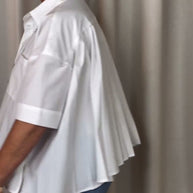 WW | Weiße Kurzärmelige Bluse mit Plissiertem Rücken