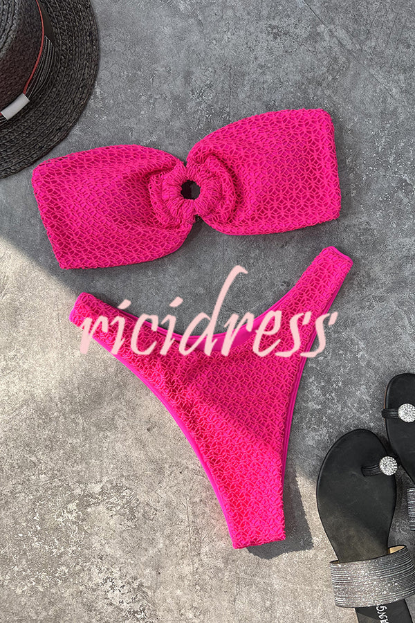 Figurbetonter Bandeau-Bikini mit Ringausschnitt