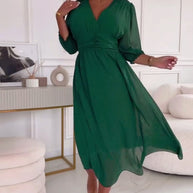 WW | Unifarbenes Tailliertes Kleid mit V-Ausschnitt