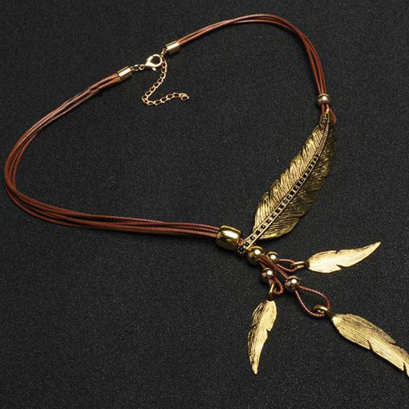 WW | Goldene Feder Halskette Im Boho Stil