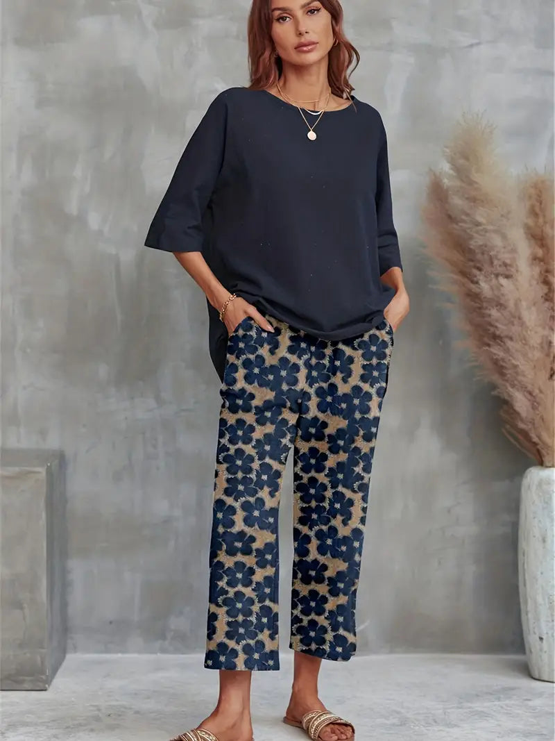 WW | Solid T-Shirt mit Breiten Beinen und Rundem Halsauschnitt mit Blumenmotiv