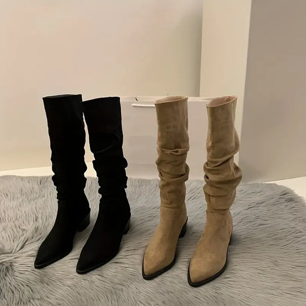 – Robuste, spitze Stiefel bis zur Wadenmitte
