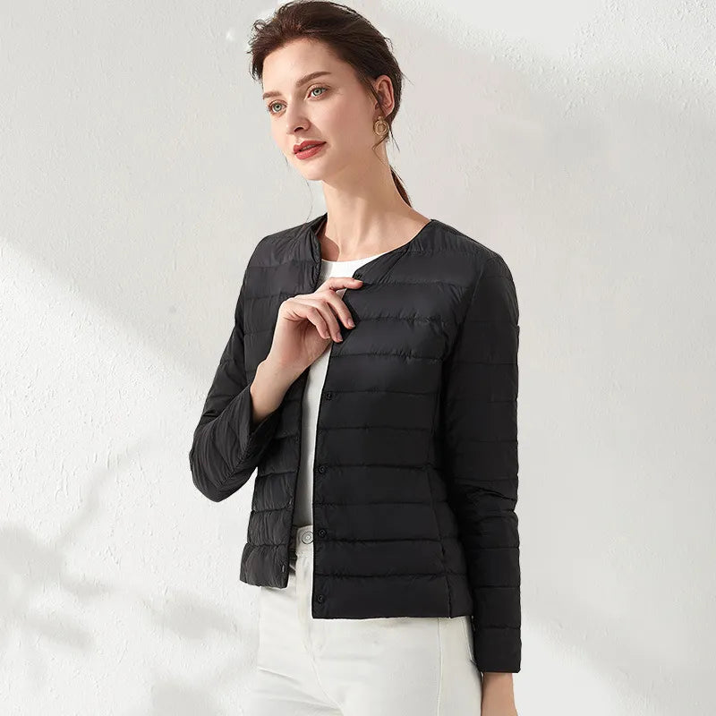 W&W Mode | Leichte, kragenlose und figurbetonte Steppjacke für Frauen