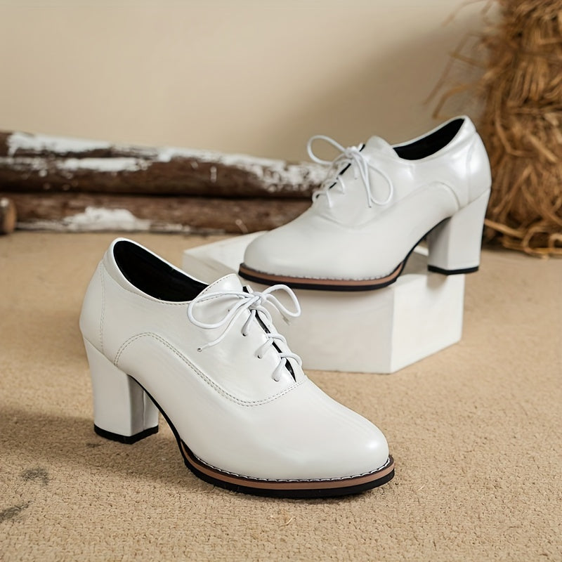 Damenschuhe mit Absatz und Schnürsenkeln