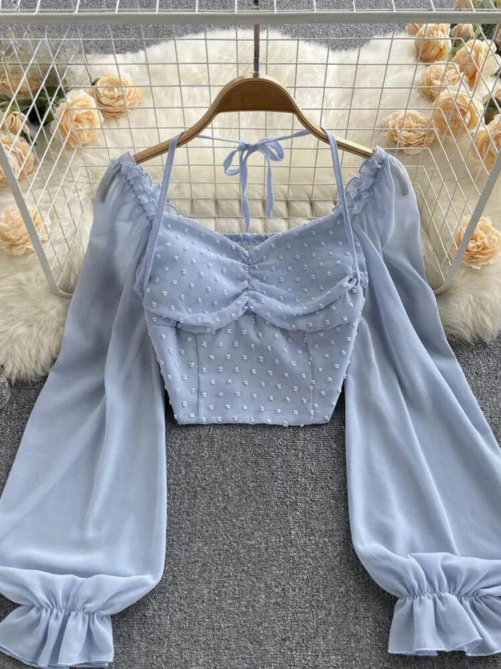 Kurzbluse mit Punktmuster, Plisseedetails und Halsbindung