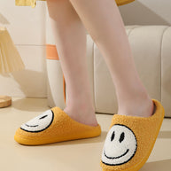 Gelbe Pelzpantoffel mit großem Smiley-Design