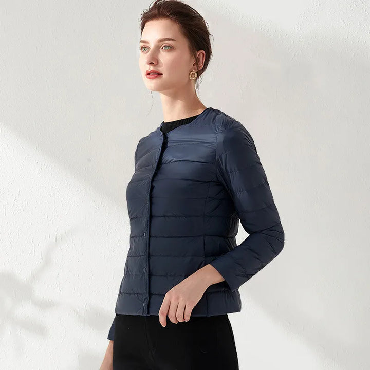 W&W Mode | Leichte, kragenlose und figurbetonte Steppjacke für Frauen