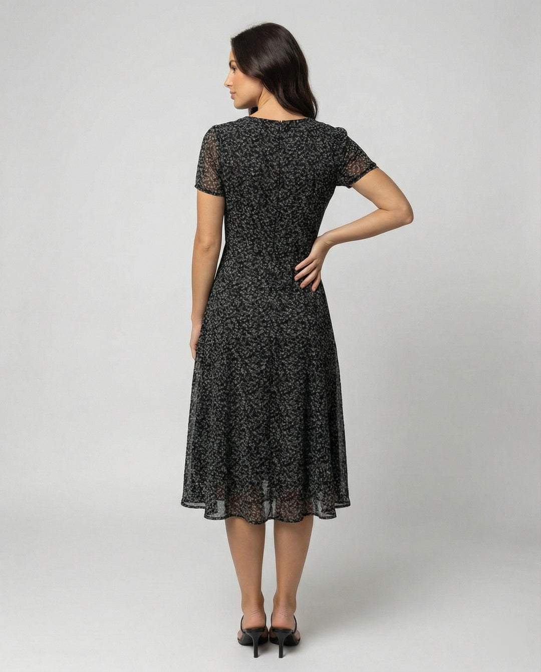 W&W Mode - Elegantes Kleid mit V-Ausschnitt Schwingender Saum