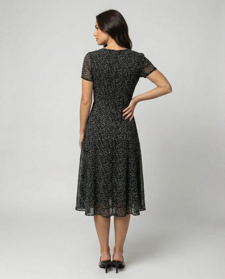 W&W Mode - Elegantes Kleid mit V-Ausschnitt Schwingender Saum