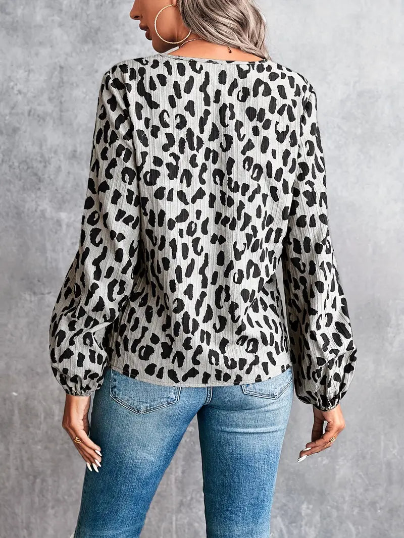 WW | Bluse mit V-Ausschnitt und Leopardenmuster