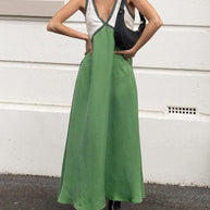 Schickes Kleid mit V-Ausschnitt und kontrastierenden Farben