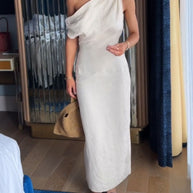 Leinenkleid mit schräger Schulter