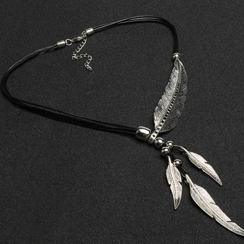 WW | Goldene Feder Halskette Im Boho Stil