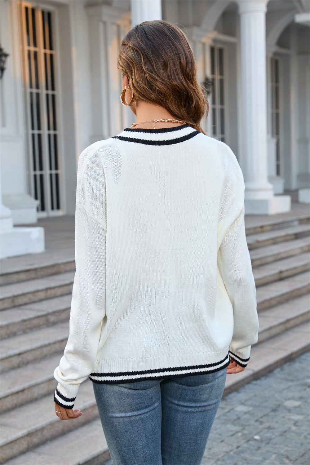Langärmelige Strickjacke mit geknöpftem V-Ausschnitt