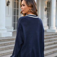 Langärmelige Strickjacke mit geknöpftem V-Ausschnitt