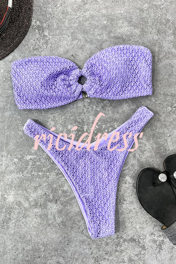 Figurbetonter Bandeau-Bikini mit Ringausschnitt