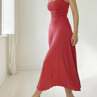 Frau im Rosa Kleid mit breiten Trägern