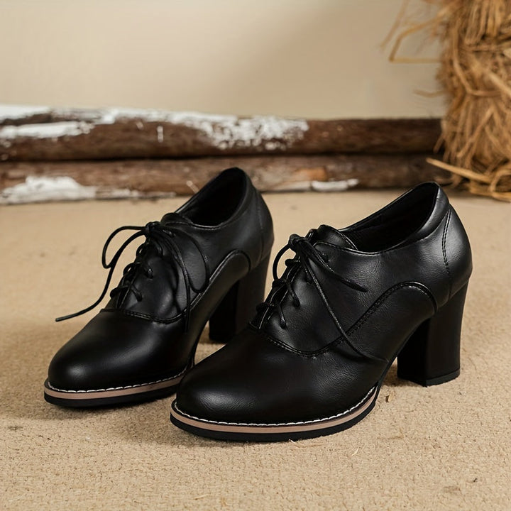 Damenschuhe mit Absatz und Schnürsenkeln