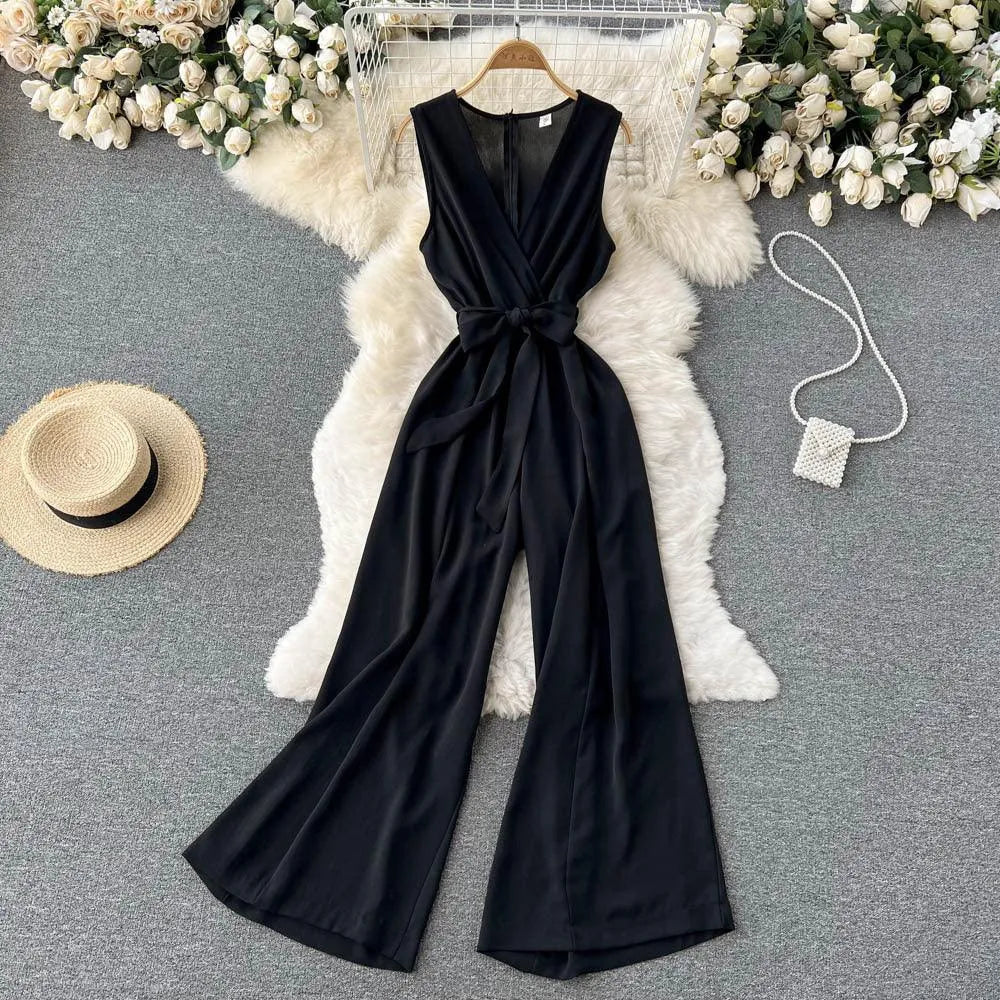 WW | Ärmelloser Jumpsuit mit V-Ausschnitt