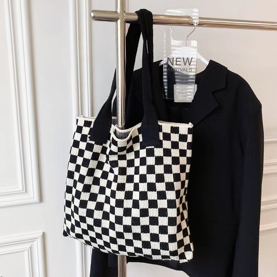 Strick-Tragetasche im Retro-Karo-Look