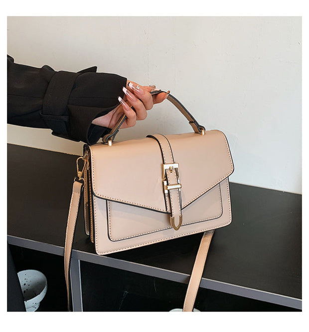 WW | Klassische Schultertasche mit Schnalle
