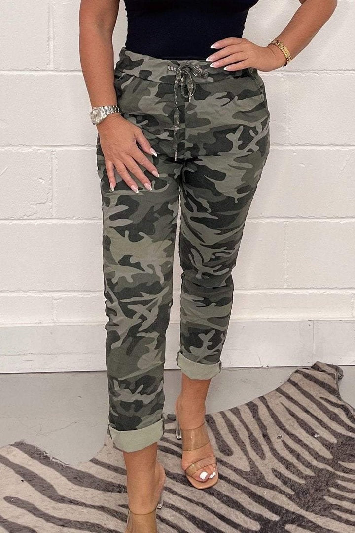 Damenhose mit Camouflage-Muster und regulärer Passform
