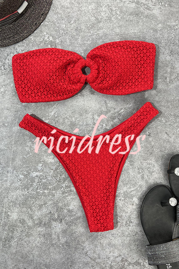 Figurbetonter Bandeau-Bikini mit Ringausschnitt