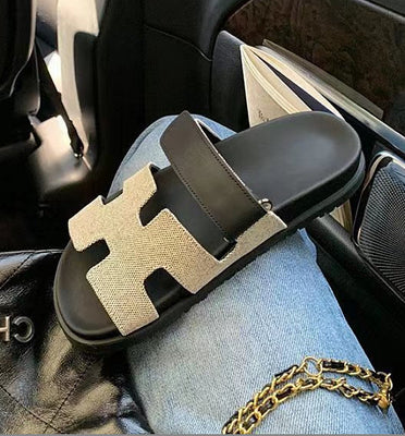 Sandale mit flachem Boden