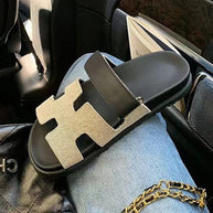 Sandale mit flachem Boden