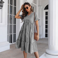 WW | Karierter Midi-Kleid mit Gestuftem Rock und Kurzen Ärmeln