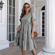 WW | Karierter Midi-Kleid mit Gestuftem Rock und Kurzen Ärmeln