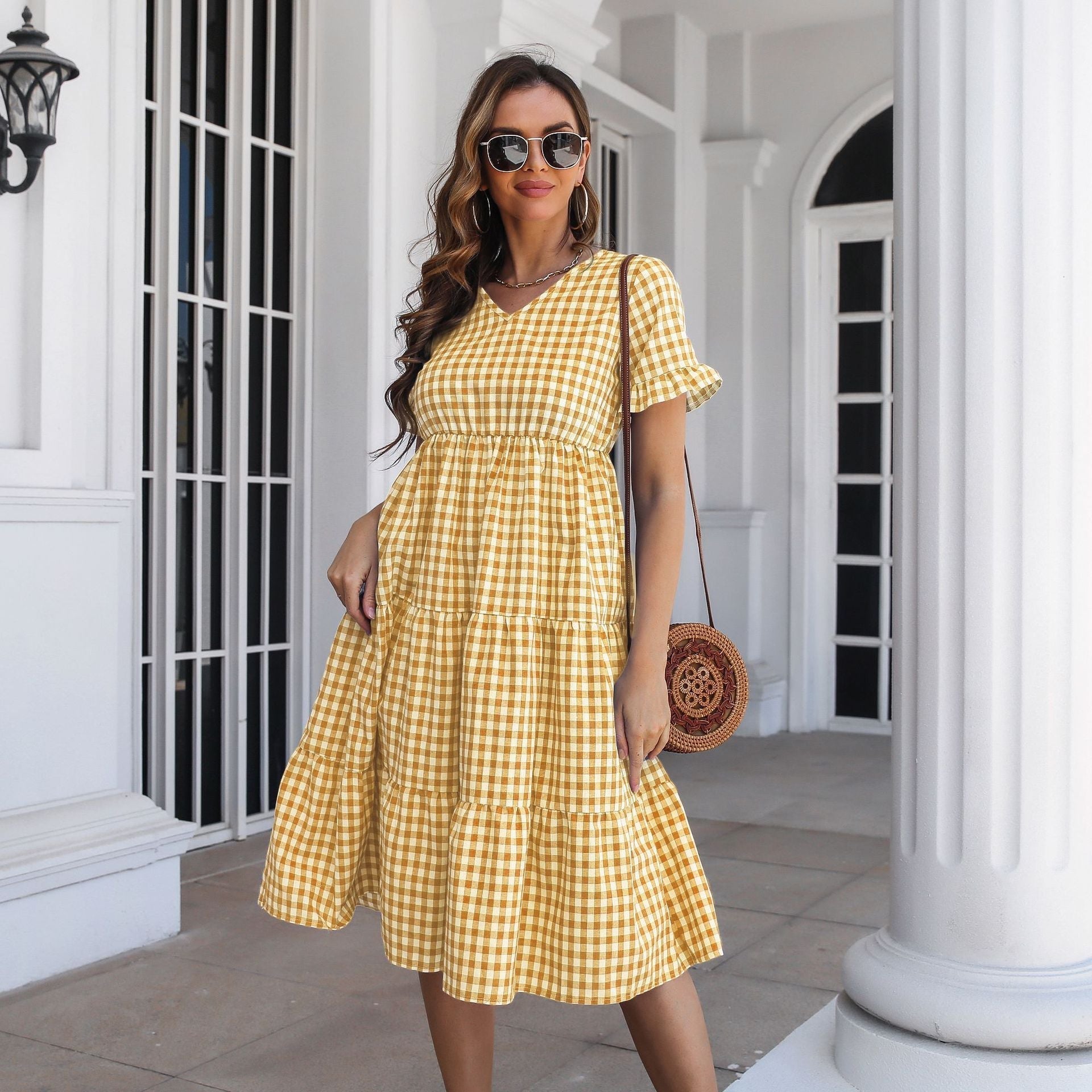 WW | Karierter Midi-Kleid mit Gestuftem Rock und Kurzen Ärmeln