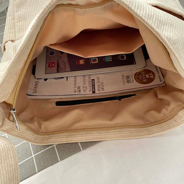 WW | Weite Corduroy Schultertasche