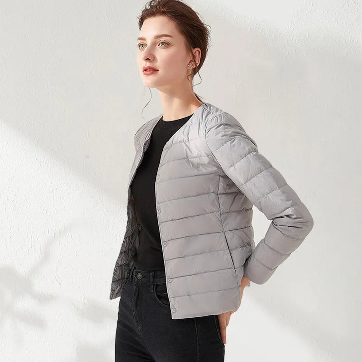 W&W Mode | Leichte, kragenlose und figurbetonte Steppjacke für Frauen