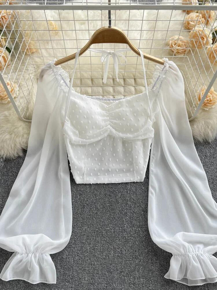 Kurzbluse mit Punktmuster, Plisseedetails und Halsbindung