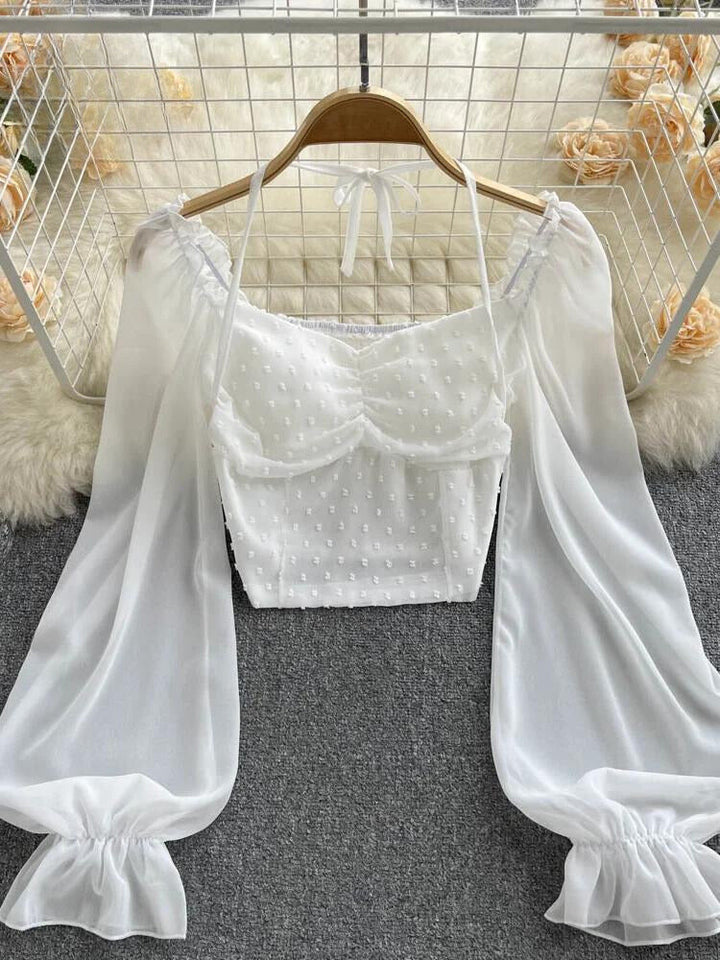 Kurzbluse mit Punktmuster, Plisseedetails und Halsbindung