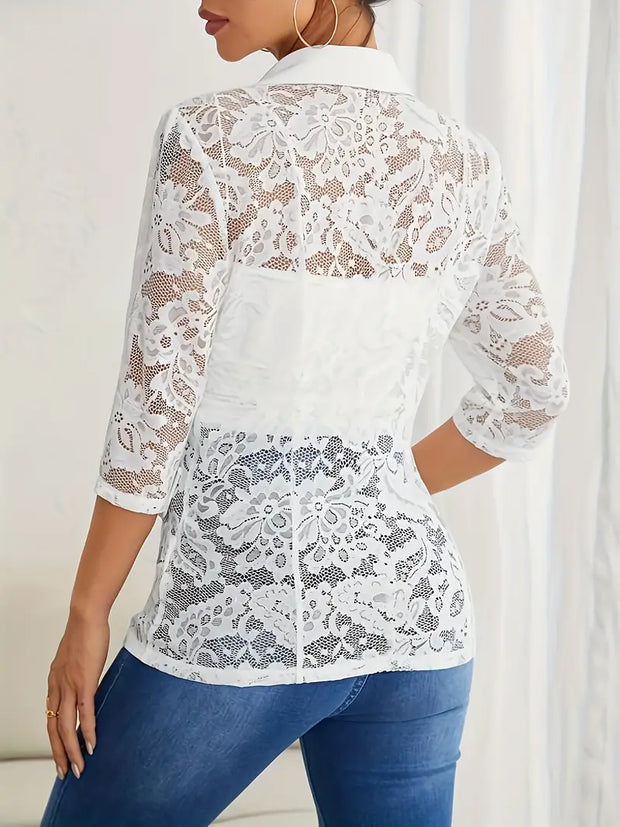 mit Spitze und kontrastierender offener Front