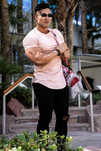 Ein Mann trägt ein rosa T-Shirt