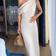 Leinenkleid mit schräger Schulter