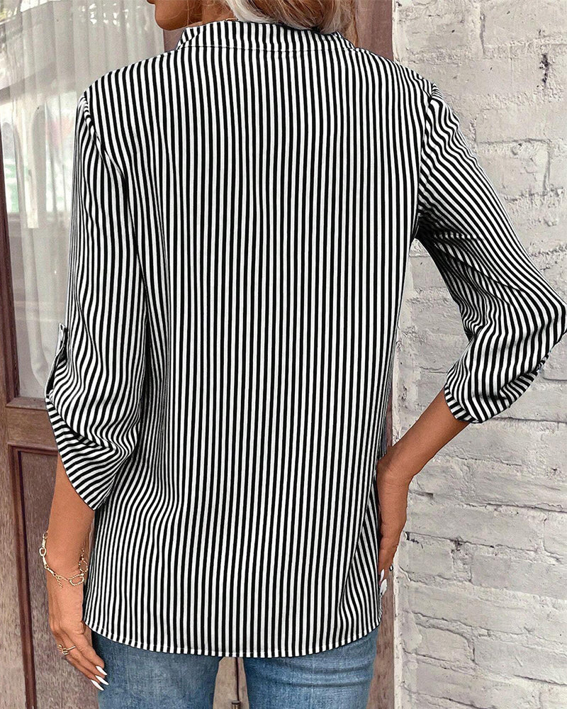 WW | gestreiftes Shirt mit V-Ausschnitt und Brusttasche