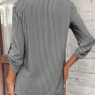 WW | gestreiftes Shirt mit V-Ausschnitt und Brusttasche
