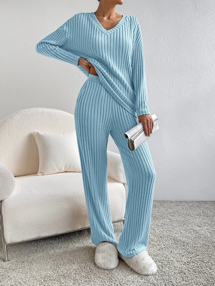 Gestrickte Hose und Pullover für Damen