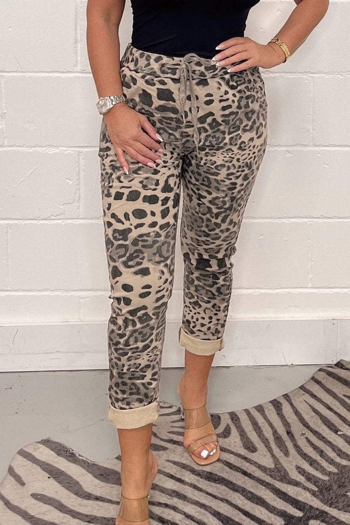 Damenhose mit Camouflage-Muster und regulärer Passform