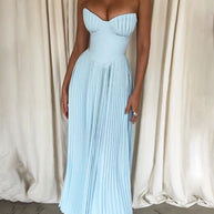 Elegantes einfarbiges trägerloses plissiertes Kleid