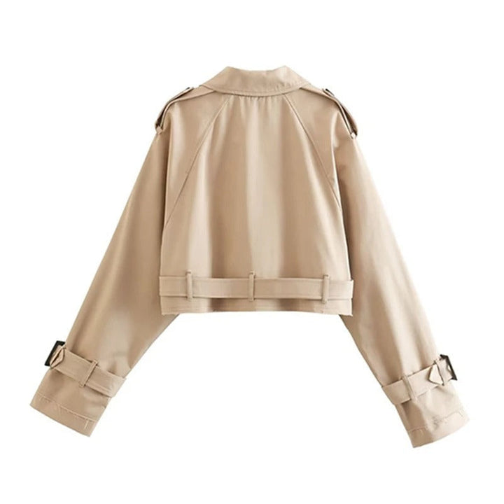 Ein Bild einer Kurzjacke, das das Rückendesign des Produkts zeigt